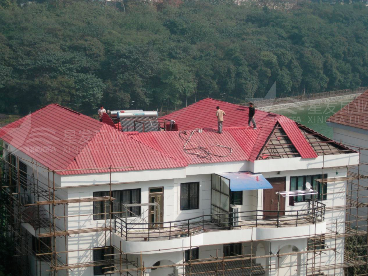 济南冬天合成树脂瓦屋顶为什么会滴水？解决方法是什么呢？